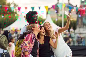 Eine Gruppe von Freund:innen macht ein Selfie